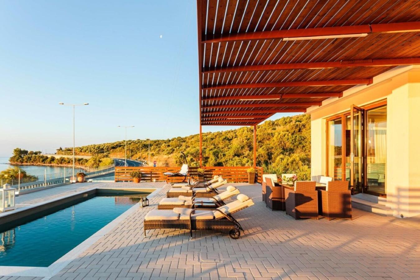 Seaside Summer Bliss - Aurora Luxury Pool Paradise Petalídi Kültér fotó