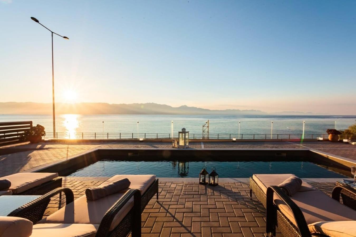 Seaside Summer Bliss - Aurora Luxury Pool Paradise Petalídi Kültér fotó