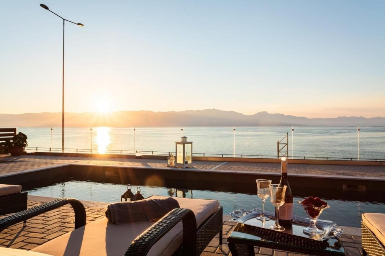 Seaside Summer Bliss - Aurora Luxury Pool Paradise Petalídi Kültér fotó