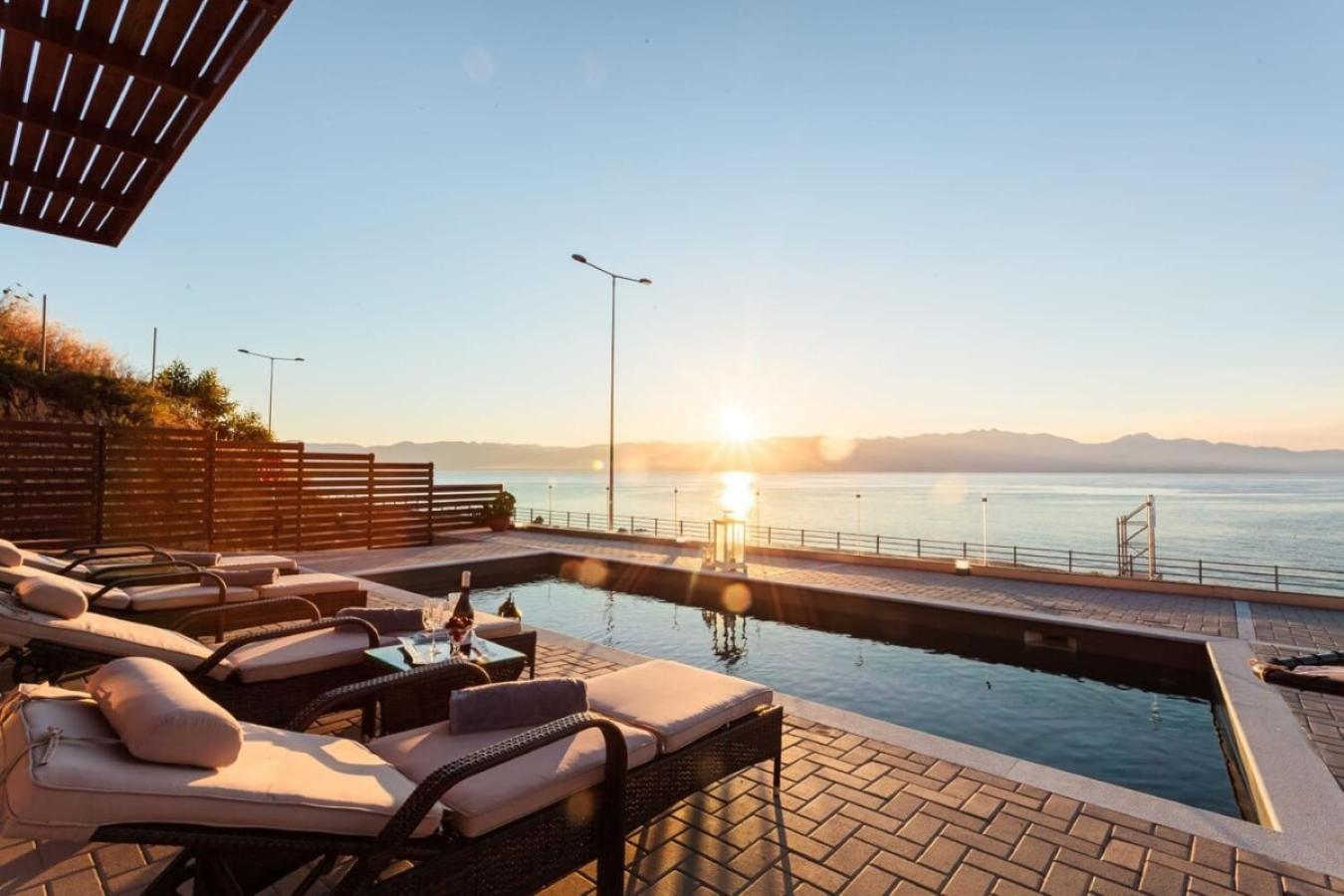 Seaside Summer Bliss - Aurora Luxury Pool Paradise Petalídi Kültér fotó